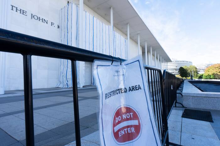 Kennedy Center heeft geplande reparaties uitgesteld ondanks bekende structurele problemen, beweren voormalige werknemers