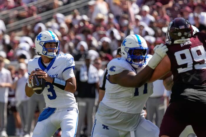 Kentucky verbijstert nr. 9 Texas A&M 31-21 in het eerste wegspel van coach Will Stein
