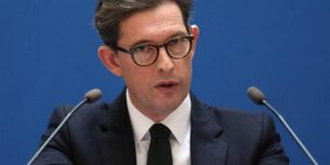 MI5-chef zegt dat Iran zich richt op militaire locaties en dat het vermoedelijke complot op RAF Fairford ‘niet uniek’ is