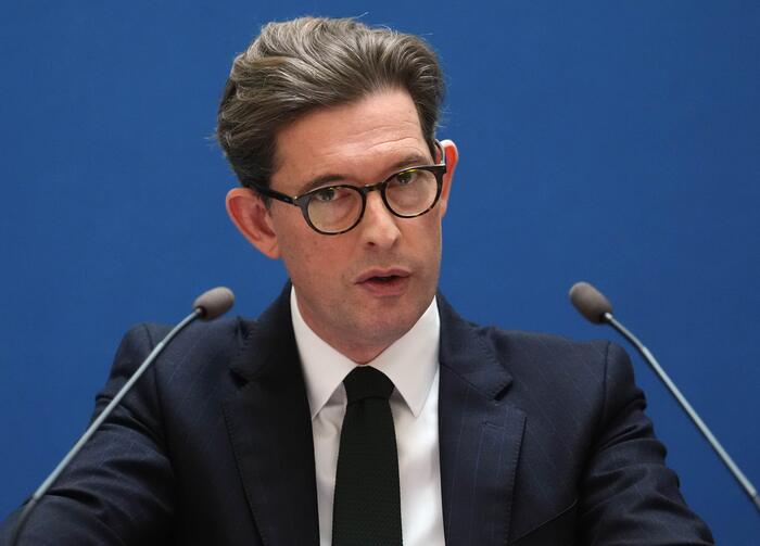 MI5-chef zegt dat Iran zich richt op militaire locaties en dat het vermoedelijke complot op RAF Fairford 'niet uniek' is