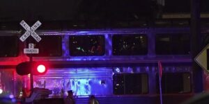 Man sterft nadat auto wordt aangereden door trein op South Flores Street, zegt SAPD