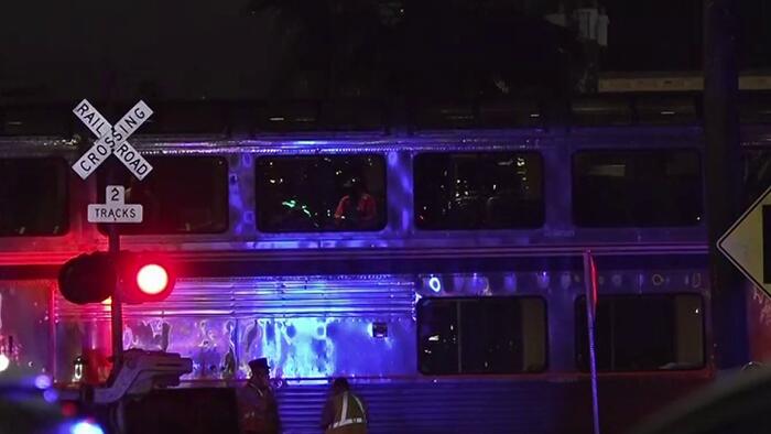 Man sterft nadat auto wordt aangereden door trein op South Flores Street, zegt SAPD