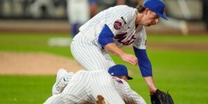 Mets’ Jared Young heeft hersenschuddingsymptomen, CT-scan negatief na enge botsing met Nolan McLean