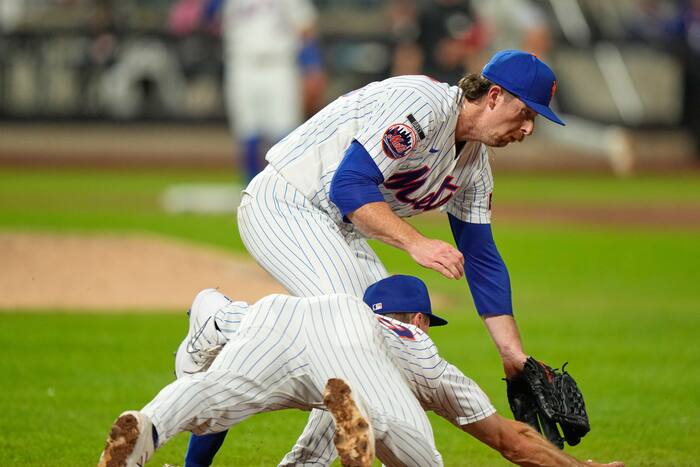 Mets' Jared Young heeft hersenschuddingsymptomen, CT-scan negatief na enge botsing met Nolan McLean