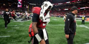 Michael Penix Jr. van Falcons loopt ribblessure op in het 4e kwartaal na OT-verlies tegen Ravens