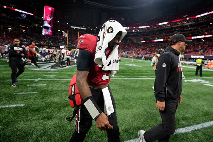 Michael Penix Jr. van Falcons loopt ribblessure op in het 4e kwartaal na OT-verlies tegen Ravens