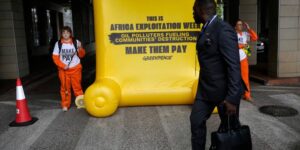 Milieuactivisten houden zich bezig met de African Energy Week en dringen aan op een einde aan de nieuwe olie- en gasexploratie