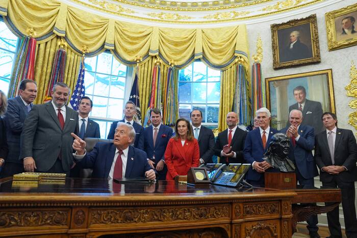 Milieugroeperingen klagen de regering-Trump aan vanwege de versoepelde regels voor het brandstofverbruik van voertuigen