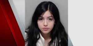 Moeder uit San Antonio beschuldigd van het achterlaten van haar baby bij een vreemde bij de bushalte in het centrum