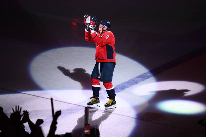 NHL-ster Alex Ovechkin zegt dat hij ‘voor vrede en liefde’ is nadat hij in een advertentie voor de partij van Poetin verscheen