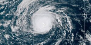 Nolo wordt een orkaan van categorie 3 in de afgelegen Stille Oceaan