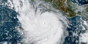 Orkaan Polo voedt de angst voor aardverschuivingen in het zuidwesten van Mexico terwijl Nolo Hawaï nadert