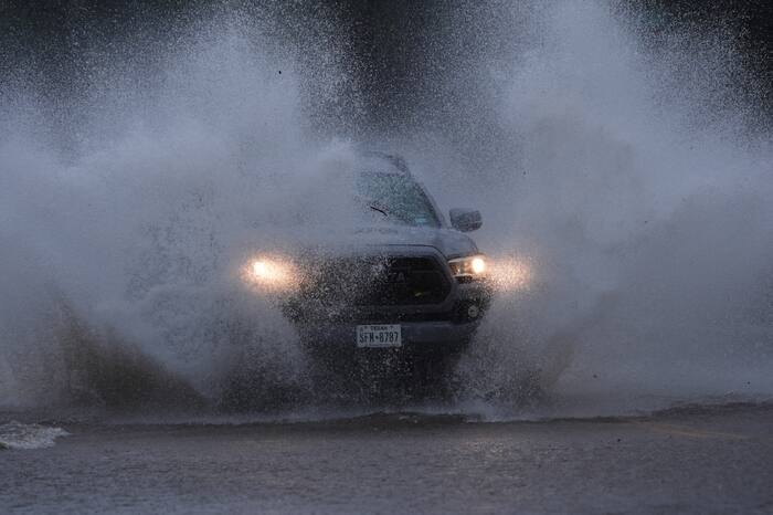 Orkaan Rachel versterkt zich tot een categorie 3-storm voor de Pacifische kust van Mexico
