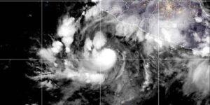 Orkaan Simon versterkt zich tot een storm van categorie 2, zegt het National Hurricane Center