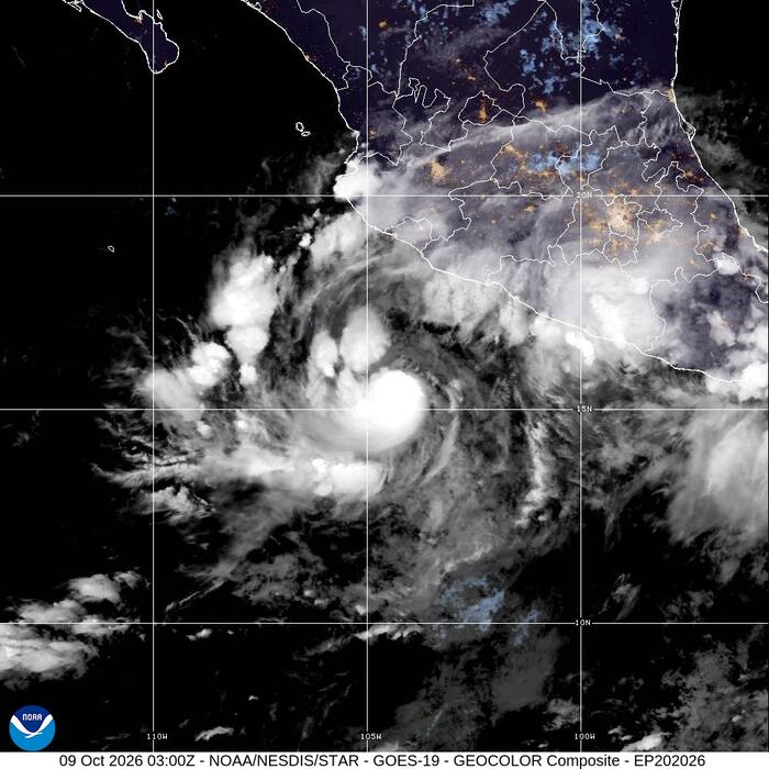 Orkaan Simon versterkt zich tot een storm van categorie 2, zegt het National Hurricane Center