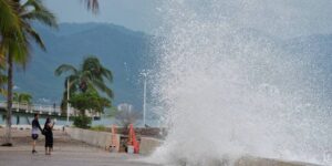 Orkaan Simon verwoest resorts en kwetsbare steden langs de Pacifische kust van Mexico