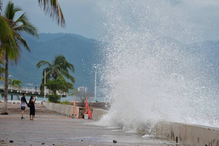 Orkaan Simon verwoest resorts en kwetsbare steden langs de Pacifische kust van Mexico