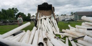 PVC-buizen die zijn weggevaagd door de overstromingen van de orkaan Helene domineren nog steeds het opruimen van de rivier in North Carolina