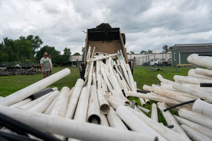 PVC-buizen die zijn weggevaagd door de overstromingen van de orkaan Helene domineren nog steeds het opruimen van de rivier in North Carolina