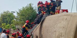 Passagierstrein ontspoort in centraal Pakistan, waarbij minstens vijf mensen om het leven komen en 35 gewond raken