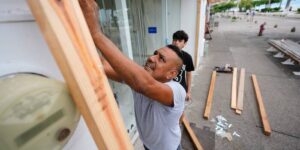 Puerto Vallarta gaat aan boord terwijl orkaan Simon de sterkte van categorie 4 bereikt