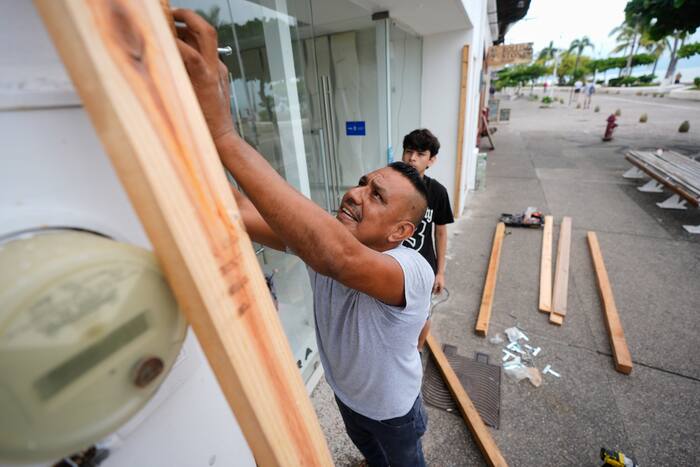 Puerto Vallarta gaat aan boord terwijl orkaan Simon de sterkte van categorie 4 bereikt