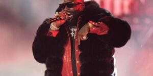 Rapper Rick Ross aangeklaagd voor batterij na beschuldiging van huiselijk geweld