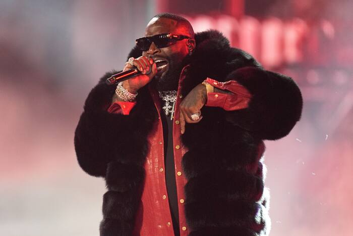 Rapper Rick Ross aangeklaagd voor batterij na beschuldiging van huiselijk geweld