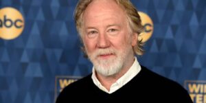 Rechter uit New Mexico werpt aanklacht in tegen acteur Timothy Busfield, daarbij verwijzend naar wangedrag van de aanklager