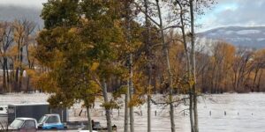Reddingsacties en evacuaties op het dak terwijl ernstige overstromingen de regio Four Corners doordrenken
