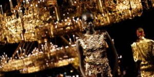 Rivieren van goud, blote huid en J.Lo: Paris Fashion Week verblindt in weerwil van de inzinking van luxe