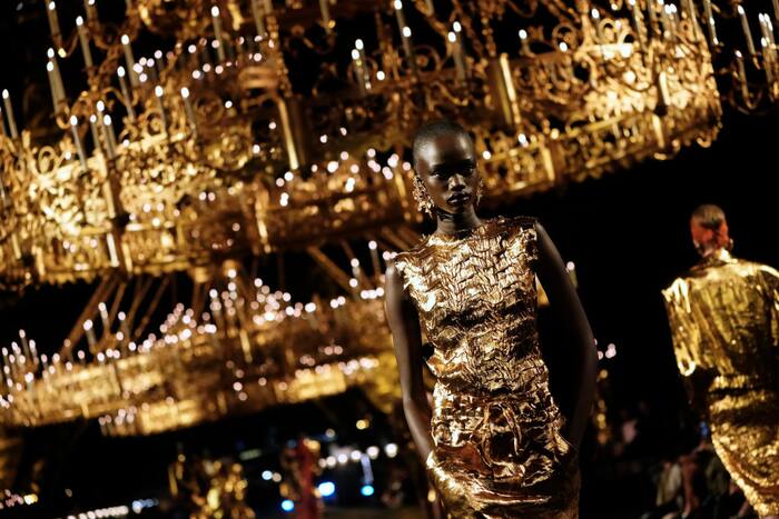 Rivieren van goud, blote huid en J.Lo: Paris Fashion Week verblindt in weerwil van de inzinking van luxe