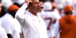 Sarkisian uit Texas zegt dat hij ‘beter’ een postgame-interview had kunnen afhandelen waaruit nepvideo’s voortkwamen