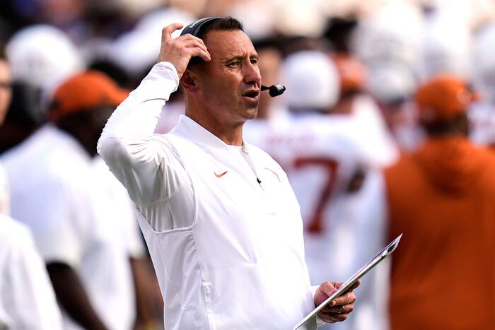Sarkisian uit Texas zegt dat hij 'beter' een postgame-interview had kunnen afhandelen waaruit nepvideo's voortkwamen
