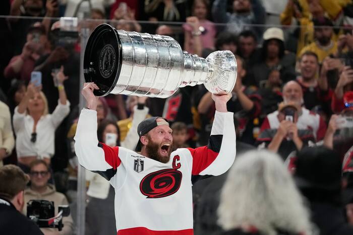 Stanley Cup-kampioen Carolina Hurricanes richt de focus op het nieuwe seizoen door het voorseizoenkamp te openen