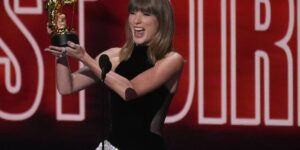 Taylor Swift wordt de meest bekroonde artiest in de geschiedenis van MTV VMA en draagt ​​de hoofdprijs op aan Dolly Parton