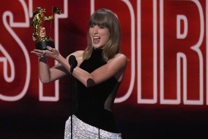 Taylor Swift wordt de meest bekroonde artiest in de geschiedenis van MTV VMA en draagt ​​de hoofdprijs op aan Dolly Parton