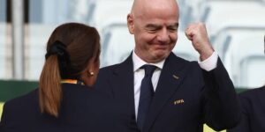 Tijdens de FIFA-ontmoeting verontschuldigt Infantino zich voor de furore op het WK, maar de critici zijn ontevreden