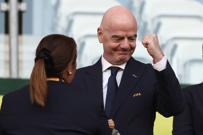 Tijdens de FIFA-ontmoeting verontschuldigt Infantino zich voor de furore op het WK, maar de critici zijn ontevreden
