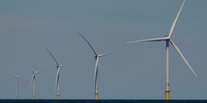 Trump richt zich opnieuw op offshore-windenergie en riskeert een deal om de goedkeuring van nieuwe energieprojecten te versnellen