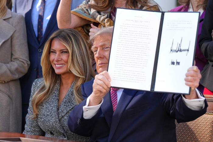 Trump tekent een order gericht op het stimuleren van het gezondheidsonderzoek van vrouwen, een plan dat wordt gesteund door de first lady