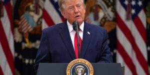 Trump verhoogde de investeringen in medicijnfabrikanten die profiteerden van Medicare-vrijstellingen, zeggen de Democraten