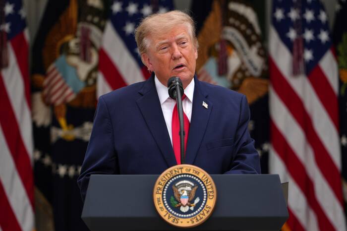 Trump verhoogde de investeringen in medicijnfabrikanten die profiteerden van Medicare-vrijstellingen, zeggen de Democraten