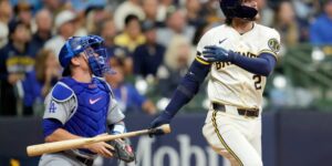 Turang homert en Milwaukee’s bullpensterren terwijl de Brewers de Dodgers met 2-1 versloegen in NLCS-opener