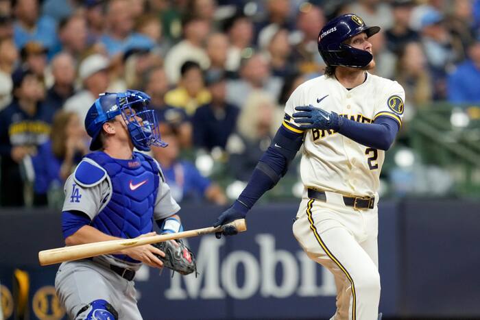 Turang homert en Milwaukee's bullpensterren terwijl de Brewers de Dodgers met 2-1 versloegen in NLCS-opener