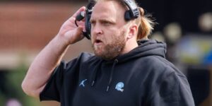 UNC-defensieve coördinator Steve Belichick neemt ontslag en het onderzoek naar gedrag in het voetbalprogramma is afgerond
