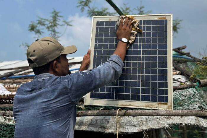 Van door het klimaat veroorzaakte rampen tot Rohingya-vluchtelingenkampen: zonnekits helpen het licht aan te houden