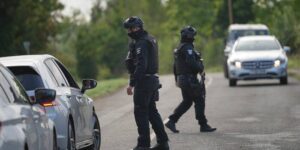 Vijf mannen die zijn gearresteerd in de buurt van een door de VS gerunde luchtmachtbasis worden op borgtocht vrijgelaten terwijl de Britse politie onderzoekt of er een link is met Iran