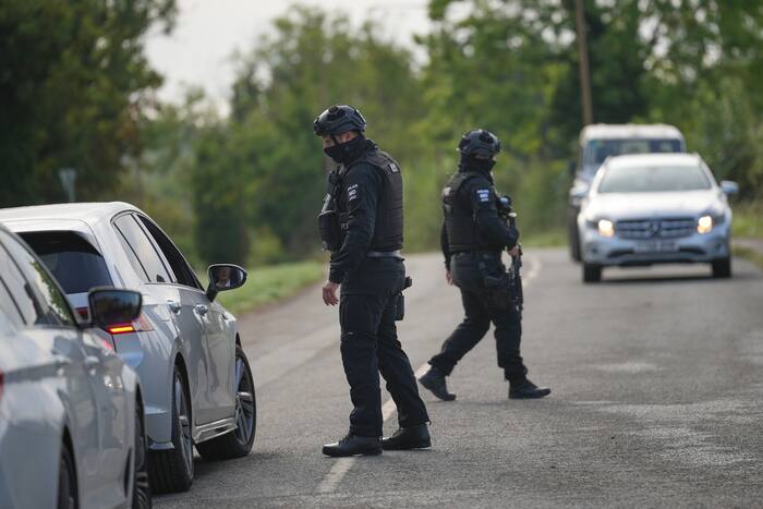 Vijf mannen die zijn gearresteerd in de buurt van een door de VS gerunde luchtmachtbasis worden op borgtocht vrijgelaten terwijl de Britse politie onderzoekt of er een link is met Iran