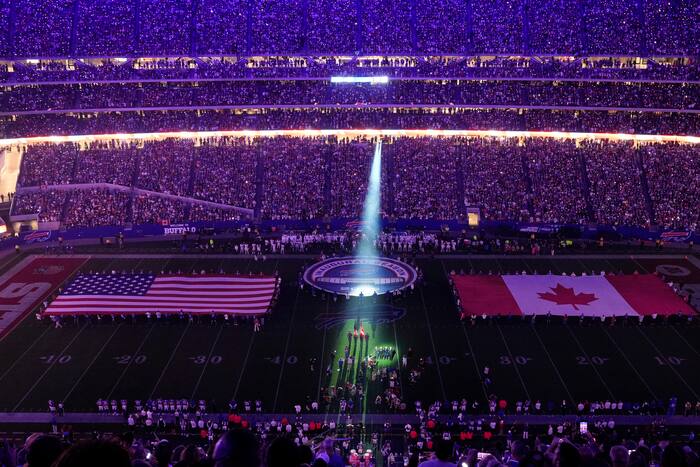Vuurwerk, twee anthems en een full house: Bills verslaan Lions in eerste wedstrijd van het reguliere seizoen in nieuw stadion